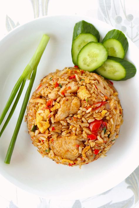 Learn how to make Thai Fried Rice (Khao Pad) the authentic way like they do in Thailand and at Thai restaurants! It’s quick and easy to make in under 30 minutes, high in protein thanks to chicken and eggs, and full the BEST spicy, savory and sweet flavors! Perfect for busy weeknights and better than takeout! #thaifood #friedrice #dinner #stirfry #mealprep #thairecipes #highproteinmeals #highprotein #onewokwonder #easyrecipes | That Spicy Chick Khao Pad, Chicken And Eggs, Fried Rice Dishes, Thai Fried Rice, Healthy Party Food, Food Pic, Easy Main Dishes, Better Than Takeout, Thailand Food