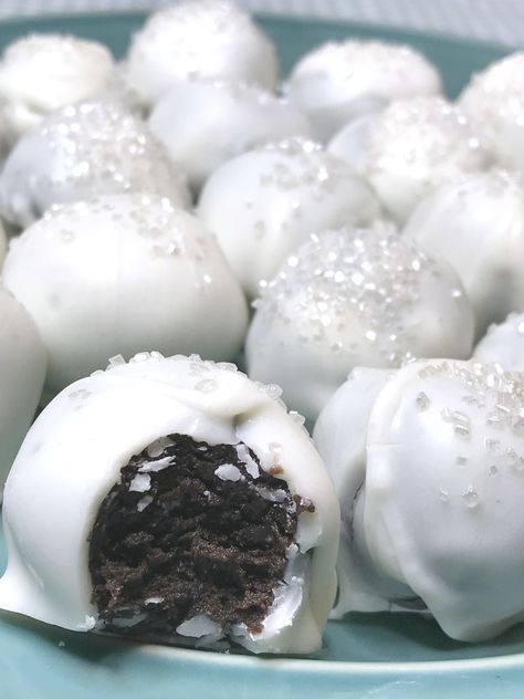 Oreo Snowballs, Oreo Snowball Cookies, Snowball Treats, Dirty Snowballs, Silver Food Ideas, Snowball Truffles, Chocolate Snowballs Recipe, Oreo Snowman Balls, White Chocolate Oreo Balls