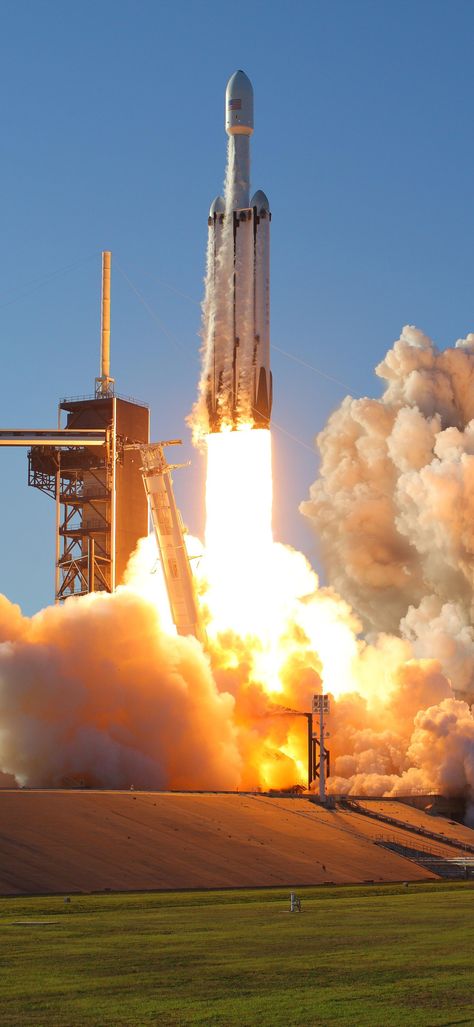 Falcon Heavy Wallpaper, Space X Rocket, Elon Musk Spacex, Spacex Rocket, Falcon Heavy, Space X, Space Stuff, Bike Pic, Space Flight