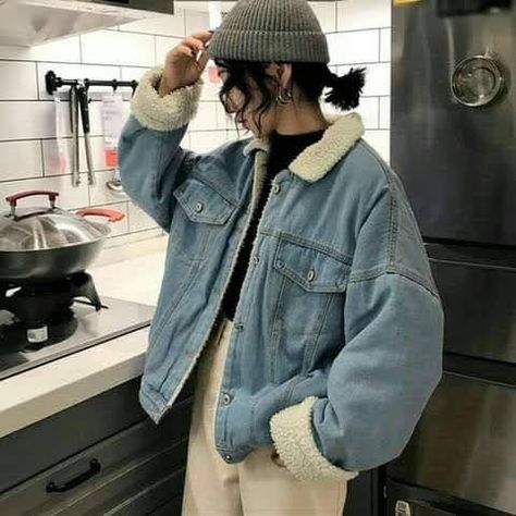 Styles With Jeans Jacket, Fleece Denim Jacket Outfit, Bulky Jacket Outfit, Ootd Jacket Jeans, Outfits With Blue Denim Jacket, Winter Outfits With Jean Jacket, Fur Lined Denim Jacket Outfit, Fluffy Jean Jacket Outfit, Jeans Jacket With Fur