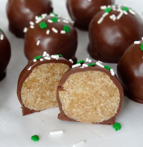 So after a short break, I’m back with more Baileys treats. St. Patrick’s Day needs to get here fast before I overload on Baileys. Today it’s in the form of cookie balls. Cookie balls? Yes, cookie balls. No cake here. And not because I don’t love cake. I LOVE cake. But these are even easier … Baileys Recipes, Chocolate Covered Cookies, Cookie Balls, Boozy Desserts, Cookie Ball, Baileys Irish, Easy No Bake Desserts, Baileys Irish Cream, Irish Recipes