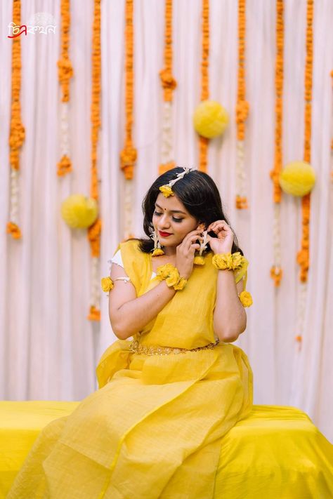 Bride Haldi Posses, Birde Haldi Pose, Haldi Look Photoshoot, Haldi Function Poses For Bride, Haladi Shastra Decoration Indian, Haldi Bridesmaid Poses, Haldi Stills For Women, Haldi Photoshoot Ideas For Bride, Haldhi Stills Bride Groom