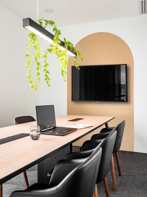 Small Office Design Interior, Conference Room Design, Room Plants, Meeting Room Design, Marketing Office, Office Wall Design, Small Office Design, Office Meeting Room, Corporate Office Design