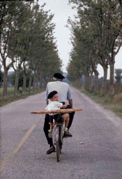 'Granddaddy on bicycle with litlle boy and baguette, Provence' by Elliott Erwitt, Elliott Erwitt, Provence France, Elliot Erwitt, Dollhouse Bakery, Hot Bread, French People, Basque Country, Lukisan Cat Air, Foto Vintage