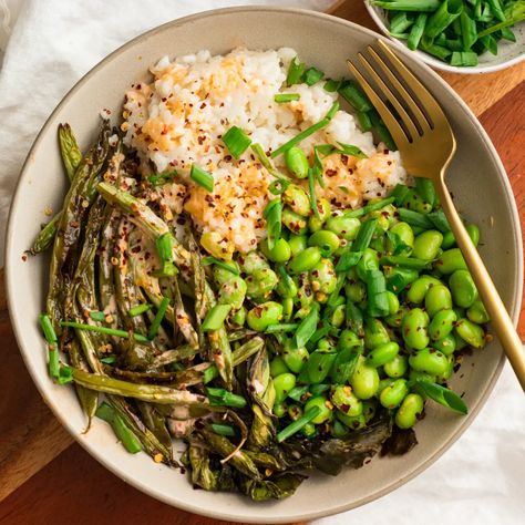 This Vegan Edamame Poke Bowl with Spicy Mayo (no tofu) is a great vegan dinner recipe. Avocado Skillet is a plant based food blog. Air Fryer Edamame, Legume Dishes, Vegan Edamame, Tofu Green Beans, Avocado Skillet, Vegan Poke Bowl, Vegan Poke, Tofu Avocado, Edamame Recipes