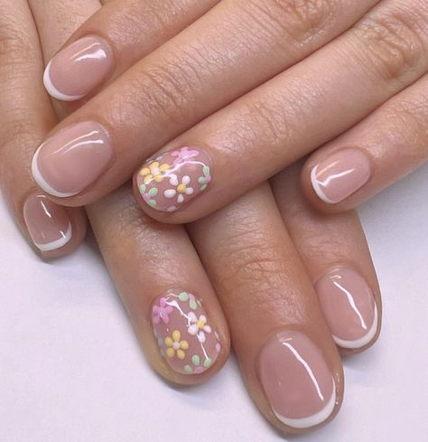 Short Nails Ideas Flowers, Short Nail Designs Minimal Natural, Classy French Tip Nails, Short Flower Nails, Flower Nails Short, Classy French Tip, Summer Spring Nails, French Tip Gel Nails, Short French Tip Nails