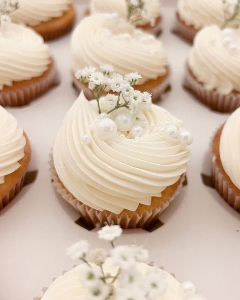 Mad Sweet Cakes on Instagram: “Creative freedom is my favorite!…” Bridal Shower Desserts Cupcakes, Wedding Cupcake Inspiration, Bridal Shower Cupcake Designs, Cupcake Decor Wedding, Wedding Cupcakes With Flowers, Wedding Rehearsal Cake Ideas, Desserts Ideas For Party, Cute Wedding Cupcakes, Wedding Cake Creative