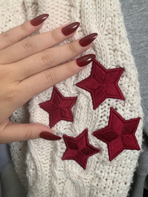 Taylor Swift Red Album Inspired Nails, Maroon Eras Tour Outfit, Taylor Swift Nails Red Era, Red Era Nails Taylor Swift, Eras Tour Nails Red, Taylor Swift Red Era Nails, Red Nails Taylor Swift, Red Era Nails, Taylor Swift Nails Inspired