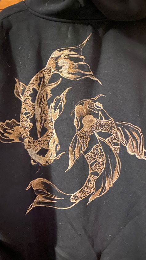 Koi Fish Bleach Shirt, Hoodies Art Design, Bleach Painting Jeans Ideas, Bleaching Hoodie Ideas, Bleach Art Hoodie Diy, Painting Hoodies Ideas, Bleach Black Hoodie Diy, Bleach Shirt With Stencil, Bleached Jumper Design