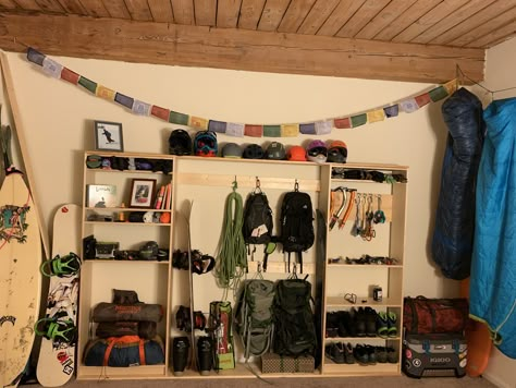 Hiking Room Ideas, Outdoorsy House Decor, Adventure Gear Storage, Adventure Room Aesthetic, Outdoorsy Room Aesthetic, Outdoorsy Bedroom Ideas, Outdoor Gear Room, Outdoorsy Home Decor, Gear Room Organization