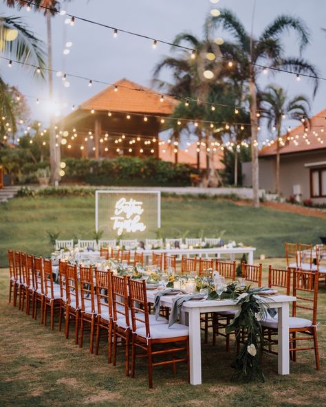 🌴Family dinner table heaven! ⠀⠀⠀⠀⠀⠀⠀⠀⠀ This seating configuration is what dreams are made of, but planning where every guest sits, could be somewhat of a nightmare... if you let it! ⠀⠀⠀⠀⠀⠀⠀⠀⠀ Here are our tips for planning out that seating arrangement 🌿 Print out your guest list and cut every name up individually (pop a bottle for this) 🌿 Draw up your table configuration on a big piece of paper 🌿 Place the names around the tables in the order you wish for your guests to sit 🌿 Glue those names... Family Dinner Table, Instagram Board, Wedding Set Up, Piece Of Paper, Paper Place, A Nightmare, Guest List, Print Out, Wishes For You