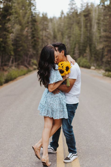 Couple Photo With Flower, Cute Couple Pics With Flowers, Road Couple Photoshoot, Pre Wedding Photoshoot Theme, Prenup Photos Ideas, Prenup Shoot, Pre Shoot, Couples Photoshoot Ideas, Memory Pictures