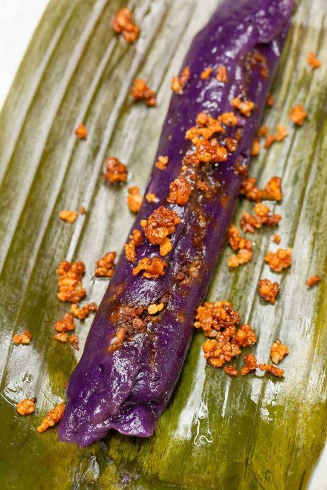 Ube Suman sa Latik Recipe - Recipes by Nora Ube Suman Recipe, Ube Extract Recipe, Latik Recipe, Ube Mochi Recipe, Suman Recipe, Filipino Pastries, Ube Dessert, Filipino Sweets, Pandesal Recipe