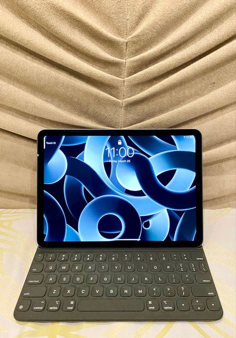 Apple iPad Air 5th gen. in Space Grey with M1 Chip and Smart Keyboard Folio. Ipad Air 5 Space Grey, Ipad Air M1, Ipad Air Keyboard, Ipad Air 5, Apple Ipad Air, Christmas 2024, In Space, Ipad Air, Apple Ipad