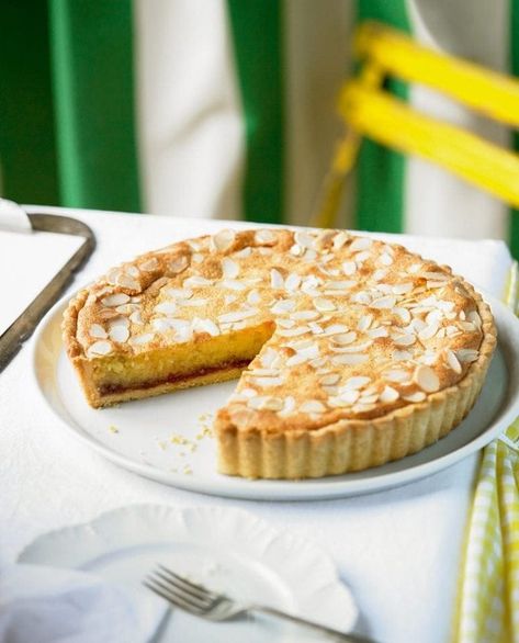 A proper bakewell tart recipe with crisp sweet shortcrust pastry, a layer of strawberry jam, a generous frangipane filling and flaked almonds. Sherry Sauce, Bakewell Tart Recipe, Almond Tart, Bakewell Tart, British Baking, Tart Recipe, Sweet Pie, British Food, Almond Cakes