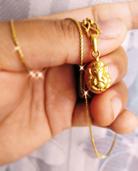 Vinayaka Lockets Gold, Krishna Pendent, Gold Ganesha Pendant, Earring Model, Ganesh Pendant, Kids Gold Jewelry, Ganesha Pendant, Real Gold Necklace, Black Beads Mangalsutra Design