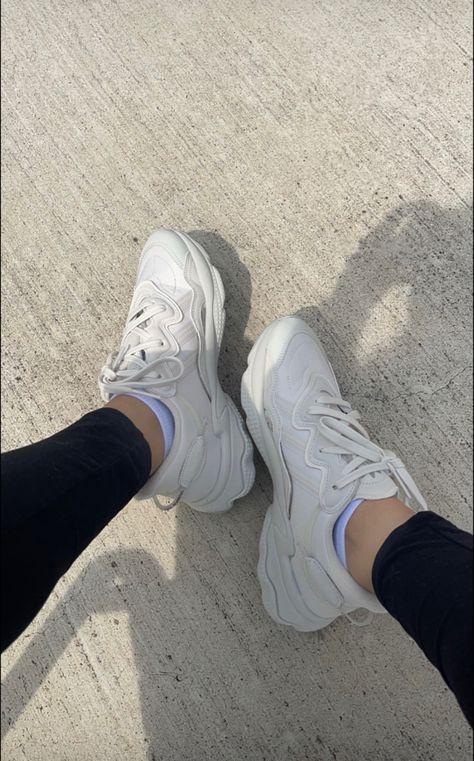 Beige Adidas, Adidas Ozweego, Retro Looks, Shoes Adidas, Sporty Chic, Adidas Online, Nike Huarache, Sporty Style, Adidas Shoes