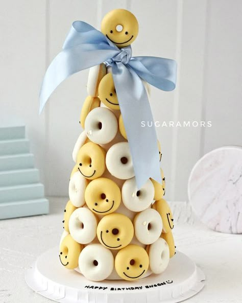 SugarAmors on Instagram: "Smiley face Donut Tower 💙💛" Donut Decorating Ideas, Fancy Donuts, Donut Cupcakes, Donut Tower, Donut Flavors, Candy Land Birthday Party, Donut Dessert, Donut Decorations, Mini Doughnuts