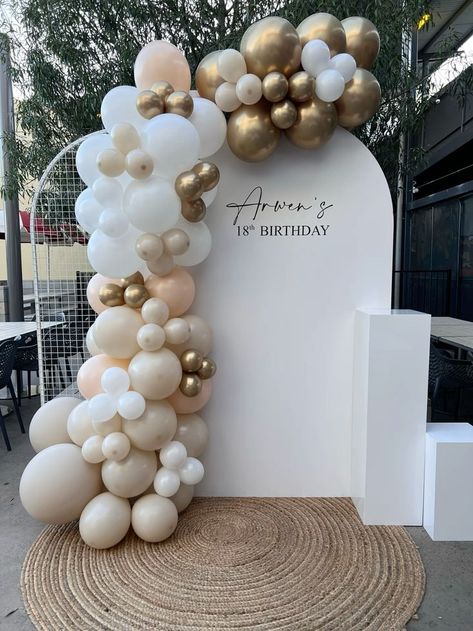 Balloon Arch With White Backdrop, White And Neutral Balloon Garland, Open House Party Ideas Events, Backdrop Arch With Balloons, Arch Graduation Backdrop, 21st Balloon Arch, 21 Backdrop Ideas, Birthday Arch Ideas, 18th Birthday Backdrop Ideas