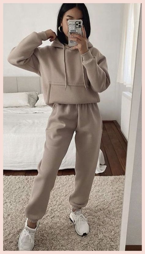 Styling Sweatpants, Winter Mode Outfits, Jogging Outfit, Beige Outfit, Basic Hoodie, Gray Hoodie, Looks Chic, Sporty Outfits, Winter Fashion Outfits