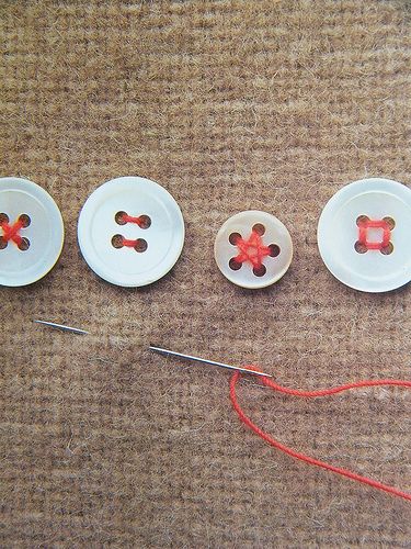 Várias maneiras de pregar botões -- buttons: decorative stitch patterns for sewing on buttons. Creation Couture, Button Art, Button Crafts, Diy Couture, Sewing Techniques, Needle And Thread, Sewing Clothes, Sewing Inspiration, Quilt Sewing