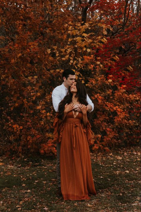 Photo Shoot Couples Cute Poses, Fall Pics Couples, Fall Wedding Couple Pictures, Spooky Anniversary Ideas, Fall Wedding Photoshoot Ideas, Fall Pic Ideas For Couples, Fall Married Couple Pictures, New Hampshire Engagement Photos, Cute Fall Engagement Pictures