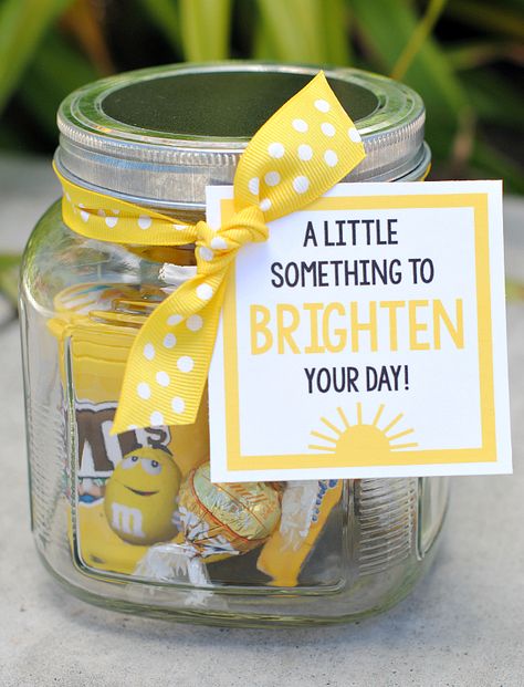 Brighten Your Day Gift Idea Mason Jar Gifts, Joululahjat Diy, Selamat Hari Valentine, Creative Gift Baskets, Presente Diy, Cheer Up Gifts, Cadeau Diy, Teacher Appreciation Week, Jar Gifts