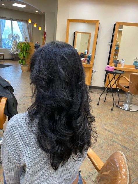 Several Layers Hair, Black Hair With Butterfly Layers, Black Wavy Hair Layers, Short Layered Haircuts With Long Hair, Curled Hairstyles For Layered Hair, Layers In Dark Brown Hair, Hair With Alot Layers, Wolfcut Long Hair Wavy, Wolfcut Hair Long Black