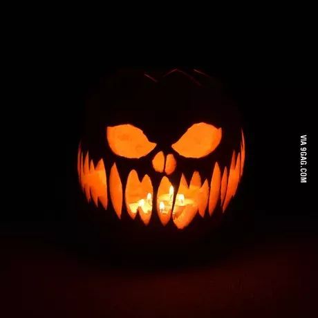 How To Carve A Face Into A Pumpkin, Pumpkin Carving Ideas To Put On Your Head, Scary Pumpkins Ideas, Calavasa Halloween, Artistic Pumpkin Carving, Pumpkin Head Carving Ideas, Scary Pumpkin Carvings, Scream Pumpkin Carving, Creepy Pumpkin Carving Ideas