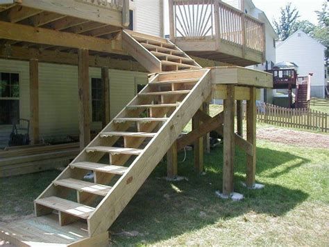 Best 5 Outdoor Stairs Landing Decor #stairs #stairsdesign #design #ideas Stairs Landing Decor, Deck Stairs Landing, Stairs Landing Design, Stair Landing Decor, Landing Decor, Stairs Stringer, Patio Steps, Deck Steps, Wooden Deck