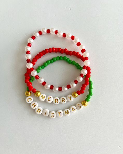 Christmas theme seed bead bracelets for the holidays with the words Merry Christmas in gold letters and red and green. For any personalizations (both red, both green, black letters instead of gold, etc.) add a personalization to the order or message me directly. Chirsmas Bracelets, Christmas Themed Bracelets, Christmas Bead Jewelry, Bracelet Ideas For Christmas, Winter Friendship Bracelets, Seed Bead Christmas Bracelets, Friendship Bracelets Christmas, Christmas Beads Bracelet, Christmas Braclets Ideas