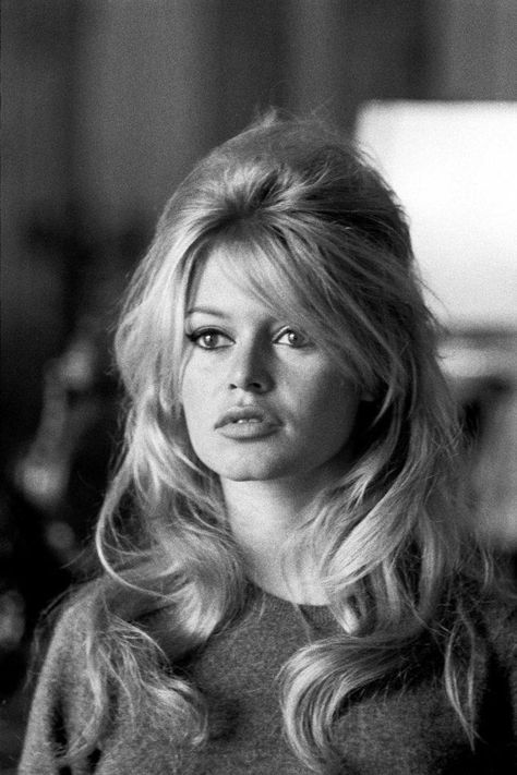 Lana Del Rey Hair Half Up, 1960s Style Icons, 40s Bangs, Peggy Core, Brigitte Bardot Hair, Bardot Bangs, Bardot Hair, Bang Hairstyles, 1960s Hair