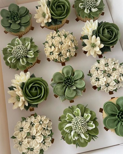 Green Floral Cupcakes, Green Flower Cupcakes, Floral Cupcake Ideas, Green Flower Cake, Cupcake Flower Bouquets, Cupcakes Flores, Green Cupcakes, Cupcake Decorating Tips, Cupcake Cake Designs