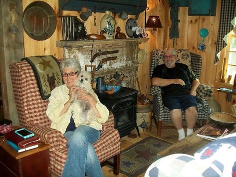 Living Large In Small Spaces - Ken and Susan's Primitive Cottage Primitive Living Room Furniture, Country Primitive Living Room, Old House Decorating, Furniture Placement Living Room, Primitive Cottage, Primitive Living Room, Primitive Living, Garage Sale Finds, Cottage Style Decor