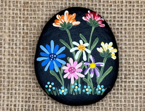 Rock Painting Flowers, Flowers On Black Background, Garden Rock Art, Stones Garden, Easy Flower Painting, Rock Flowers, Diy Rock Art, Paint Rocks, Decorated Eggs