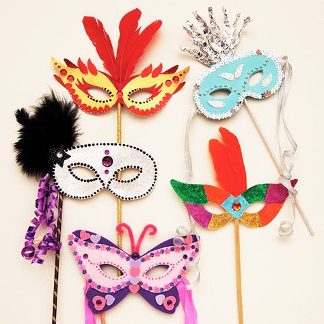 Create your own masquerade mask for Halloween, Mardi Gras or any costume party. This craft includes printable mask templates plus lots of creative mask decorating ideas. Diy Carnival, Diy Venetian Mask, Mask Diy Craft, Topeng Mata, Mardi Gras Mask Template, Butterfly Masks, Masquerade Mask Template, Carnival Diy, Diy Masquerade