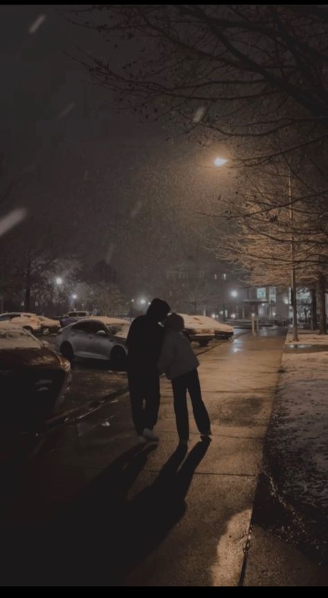 Snowing, couple, cute, kiss, aesthetic, night. Winter Dates Aesthetic, Kissing In Snow, Kissing In The Snow, Winter Couple Aesthetic, Snow Date, Snow Kiss, Couples Dancing, Winter Romance, Snow Couple