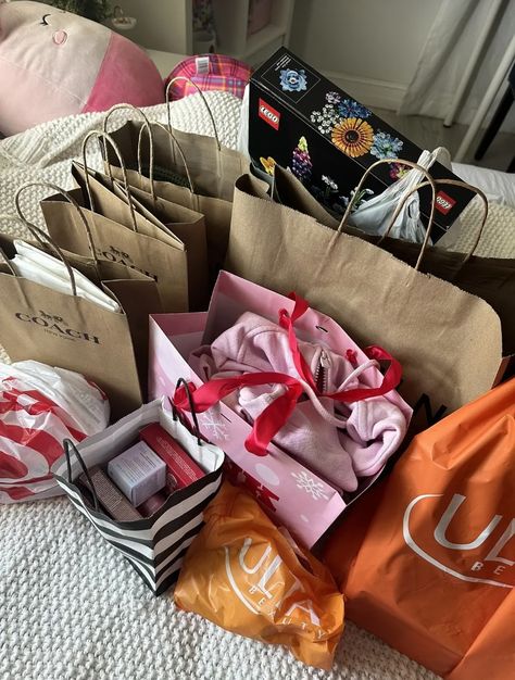 Lots Of Shopping Bags Aesthetic, Huge Shopping Spree, Shopping Asthetic Picture, Rich Shopping Aesthetic, Designer Shopping Bags Aesthetic, Shopping Bags Snap, Mall Shopping Bags Aesthetic, Bag Collection Aesthetic, Shopping Aesthetic Bags