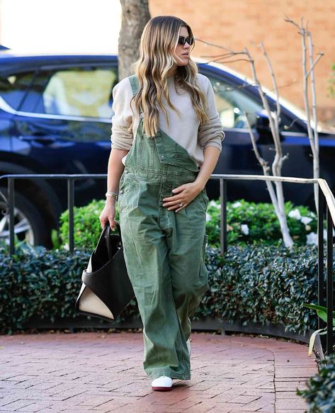 Pregnant Sofia Richie Shows Off Baby Bump in Green Overalls as She Steps Out in Los Angeles Ingrid And Isabel Maternity, Pregnancy Overall Outfits, Cool Pregnancy Outfits, Bump Style Summer, Pregnant Street Style, Bump Outfits, Summer Pregnancy Outfits, Spring Maternity Outfits, Casual Maternity Outfits