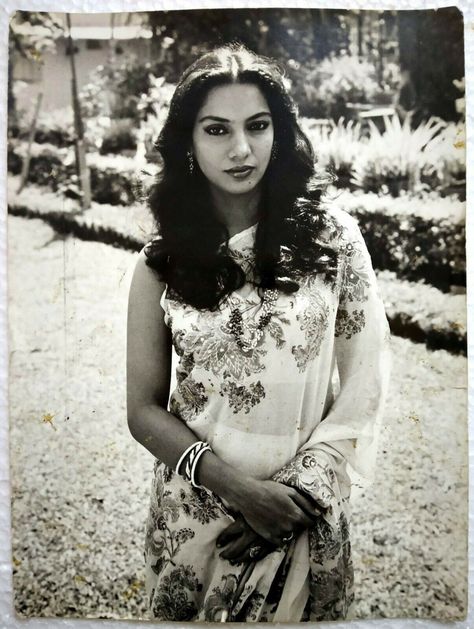 #ShabanaAzmi #BollywoodFlashback #90s #muvyz #muvyz052719 #GoodMorningWorld @AzmiShabana 90s Indian Actresses, Actresses Aesthetic, 90s Things, 90s Bollywood Actress, Asian Faces, Bollywood Aesthetic, Shu Qi, Shabana Azmi, 90s Actors