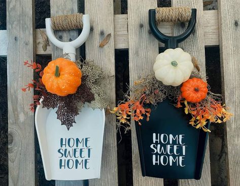 Fall Rake Decoration, Plastic Shovel Crafts, Fall Rake Wreath, Dollar Tree Shovel Craft, Pizza Pan Crafts Diy Dollar Tree Scarecrow, Dollar Tree Shovel And Rake Craft, Shovel Decor, Shovel Craft, Dollar Tree Fall Sign Makeover