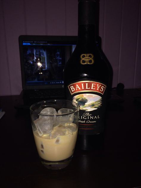 Baileys after a good hour run with lara ❤️ LOVE Baileys Aesthetic, Baileys Alcohol, Baileys Drinks, Alcoholic Drinks Pictures, Pretty Alcoholic Drinks, Rum Cream, Strong Drinks, Mini Baileys, Yummy Alcoholic Drinks