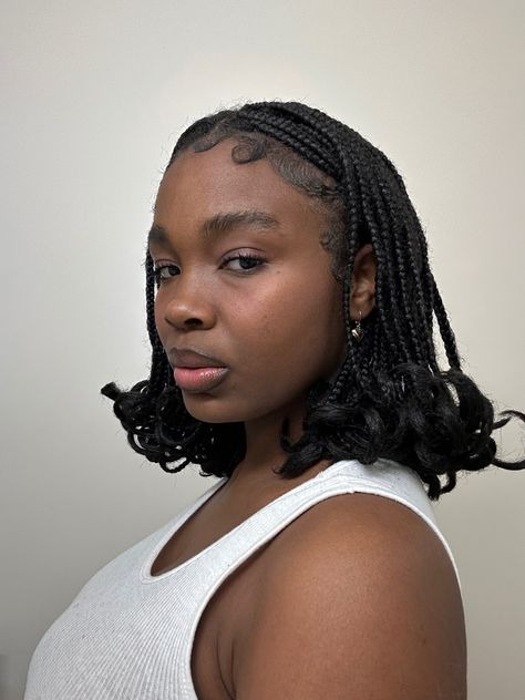 Short Braids On Black Women, African Protective Hairstyles, Short Braids Aesthetic, Knotless Vs Knot Braids, Short Box Braids For Black Women, Short Braids Curly Ends, Short Hair Braids Black Women, Braided Hairstyles For Short Hair Black, Unique Protective Hairstyles Black Women