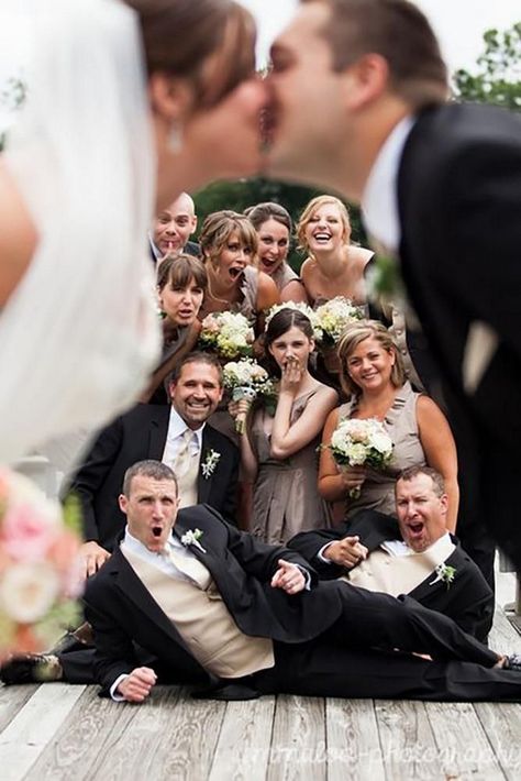 Groomsmen Ideas, Funny Wedding Pictures, Bridal Parties Pictures, Creative Wedding Photo, Wedding Picture Poses, Wedding Scene, Foto Tips, Wedding Party Photos, Wedding Photos Poses