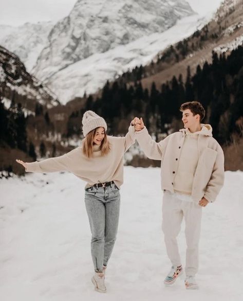 Simla Manali Couple Photography, Kashmir Clothes, Kashmir Poses, Engagement Photos Ideas Winter, Winter Outdoor Photoshoot, Kashmir Outfit Ideas, Snow Poses, Ski Couple, Winter Couple Pictures