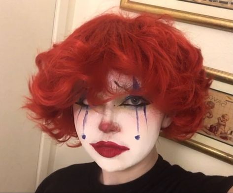 Clowncore clown makeup jester makeup size Creepy Cute Clown Makeup, Interesting Looking People, Clown Eyeshadow, Goth Clowncore Makeup, Clown Hair Drawing, Short Hair Characters Halloween, Red Hair Characters Halloween, Casual Clowncore, Clown Makeup Red