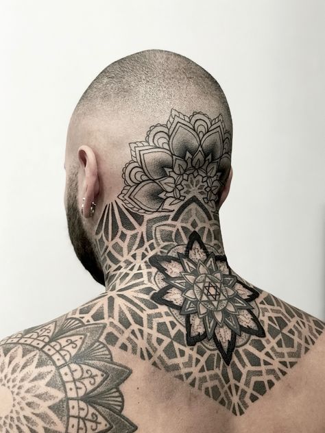 Mandala Back Of Head Tattoo, Neck Tattoo Geometric Men, Geometric Tattoo Back Men, Geometric Back Neck Tattoo, Mandala Head Tattoo Men, Neck Tattoo For Guys Geometric, Back Neck Tattoo Mandala, Back Head Tattoo Men, Neck Dotwork Tattoo