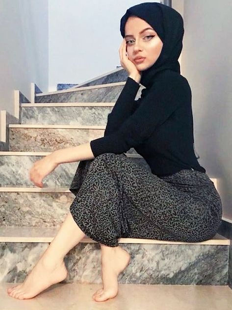 (99+) @arabmuslimhoties on Tumblr Ripped Girls, Modern Hijab, Jeans Outfit Women, Muslim Women Fashion, Muslim Women Hijab, Beautiful Muslim Women, Arab Women, Hijabi Girl