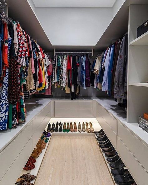 Amazing Closet Inspiration • Save. Spend. Splurge. Hiasan Dalaman Rumah, A Walk In Closet, Bilik Idaman, Pelan Rumah, Amazing Closets, Walking Closet, Closet Design Layout, Dream Closet Design, Walk In Closet Design