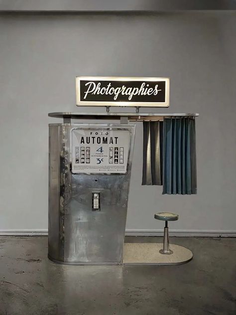 Photo Booth Aesthetic, Photobooth Design, Bonton Paris, Coffee Booth, Vintage Photobooth, Photo Booth Design, Vintage Photo Booths, Photo Booths, Vintage Paris